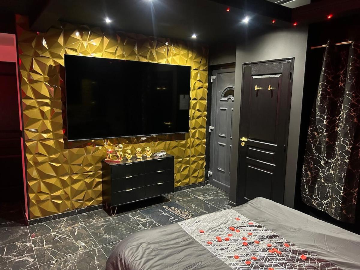 Room, La Parenthese